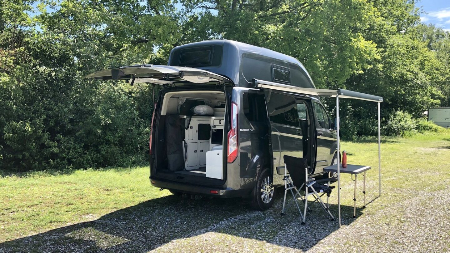 Markise und große Heckklappe erweitern im Sommer den Wohnraum.