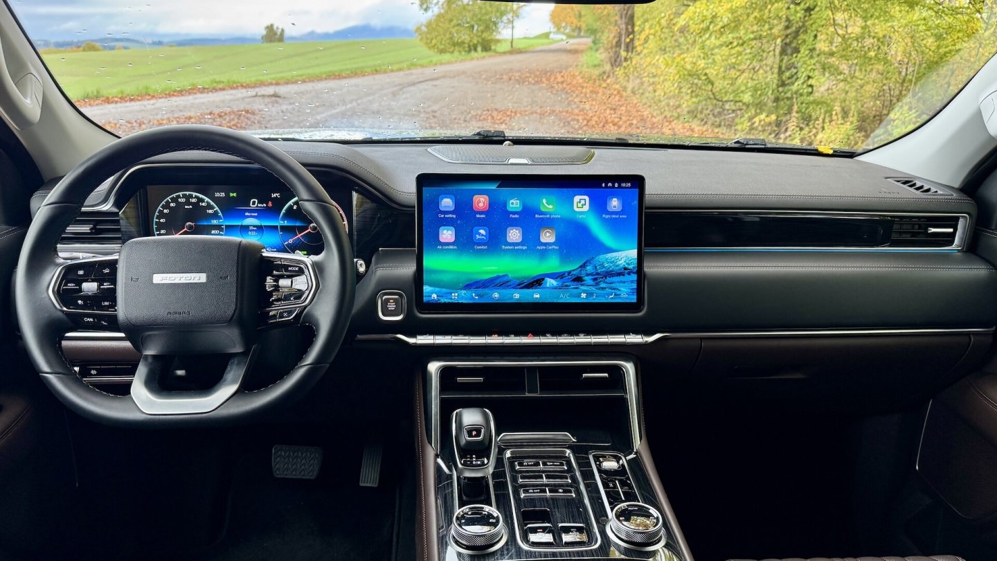 Üppige Displays, aber nur eine manuelle Klimaanlage im Cockpit des Foton 4.