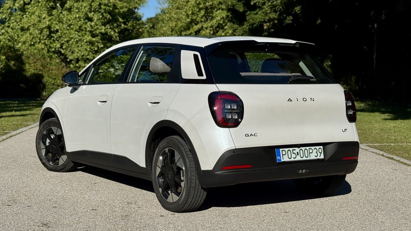 Die schnörkellose Linienführung des Aion UT fällt positiv auf - auch im Straßenverkehr.