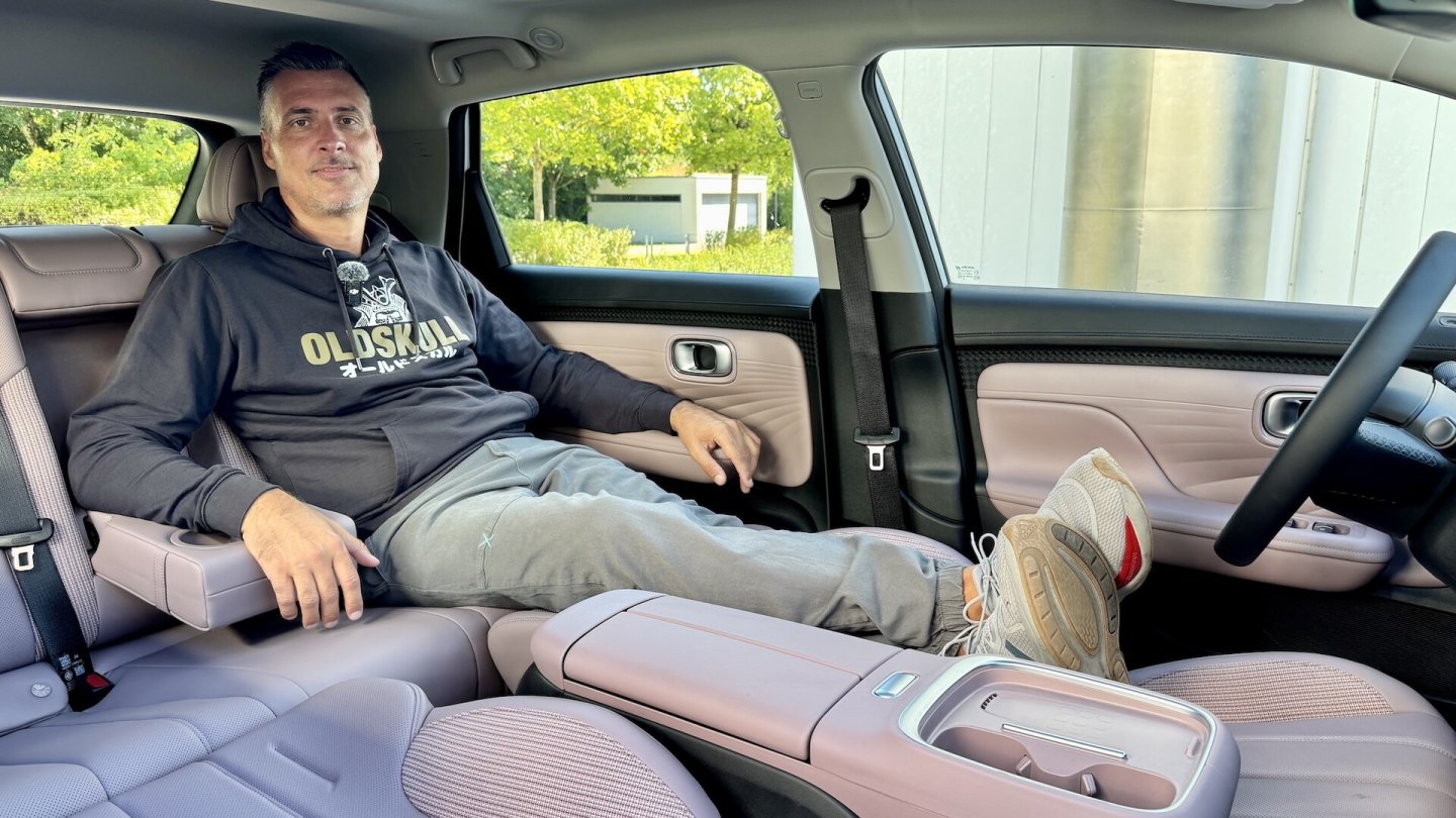 Nicht nur bei ganz zurückgefahrenen Lehnen der Vordersitze kann man es im kompakten Chinesen gut aushalten.