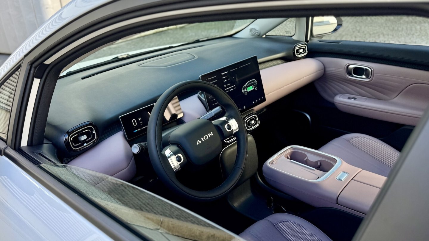 Die Bedienung läuft fast vollständig über das 14,6 Zoll große Touchscreen-Display auf der Mittelkonsole.