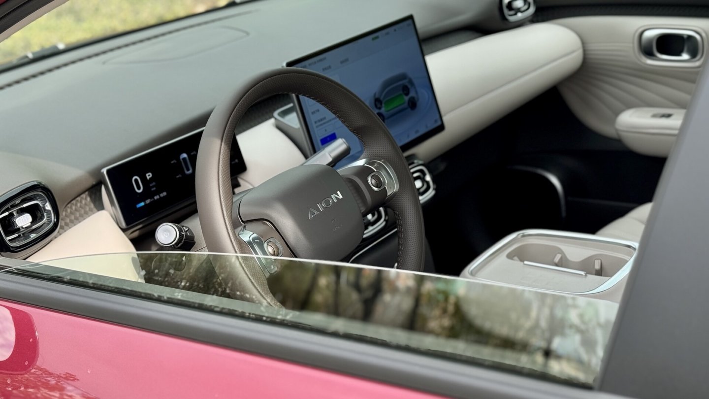 Zweispeichenlenkrad im reduzierten Cockpit des Aion UT.