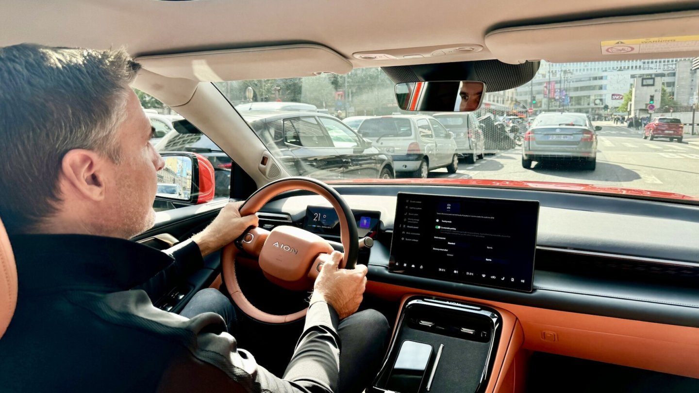 Im dichten Verkehr von Paris konnten wir den Aion V kennenlernen.