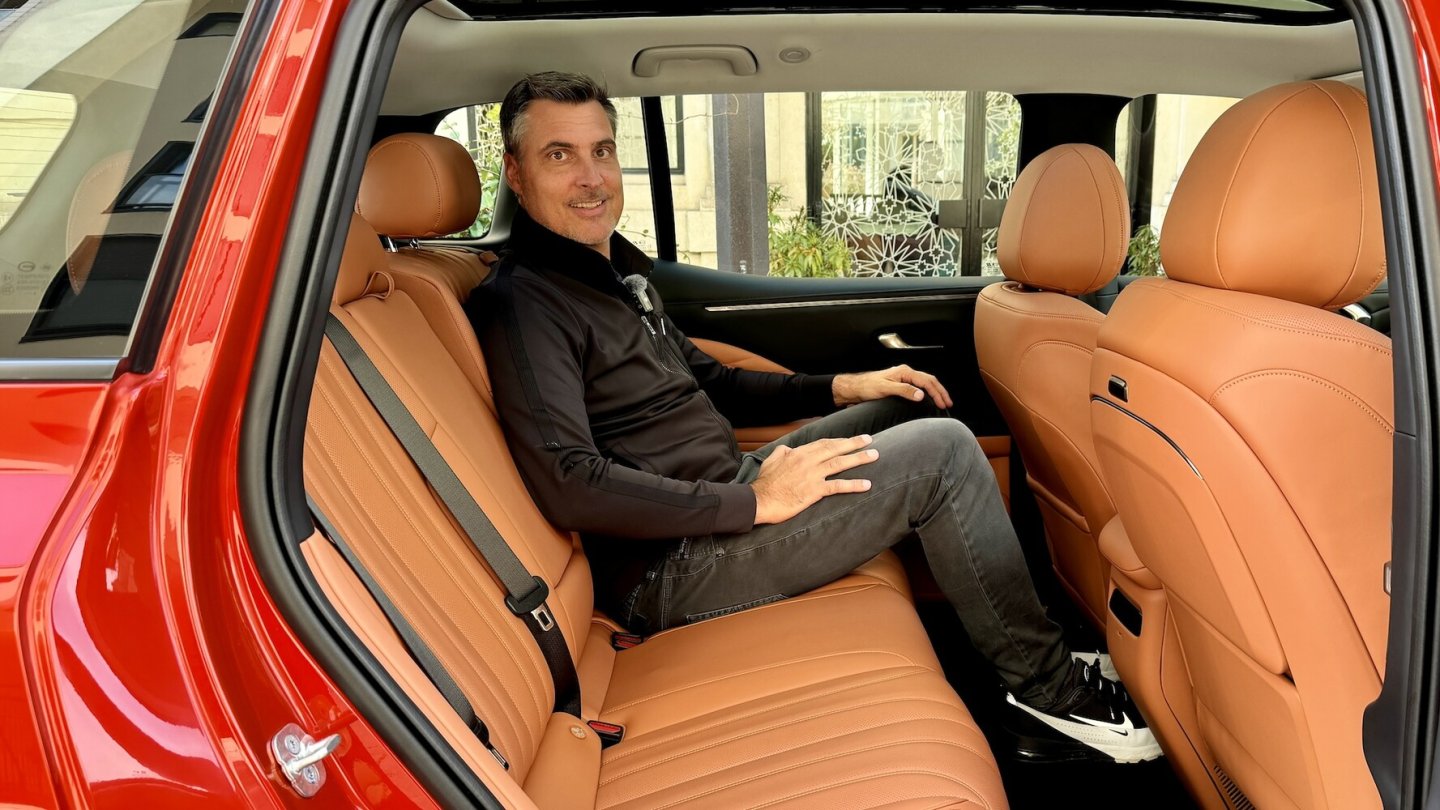 Genröse Platzverhältnisse auf der gemütlichen Bank im Fond.