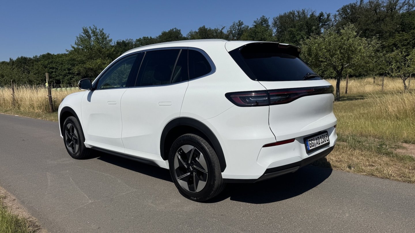 Der Geely E5 wird von einem 160 kW starken Elektromotor über die Vorderräder angetrieben.