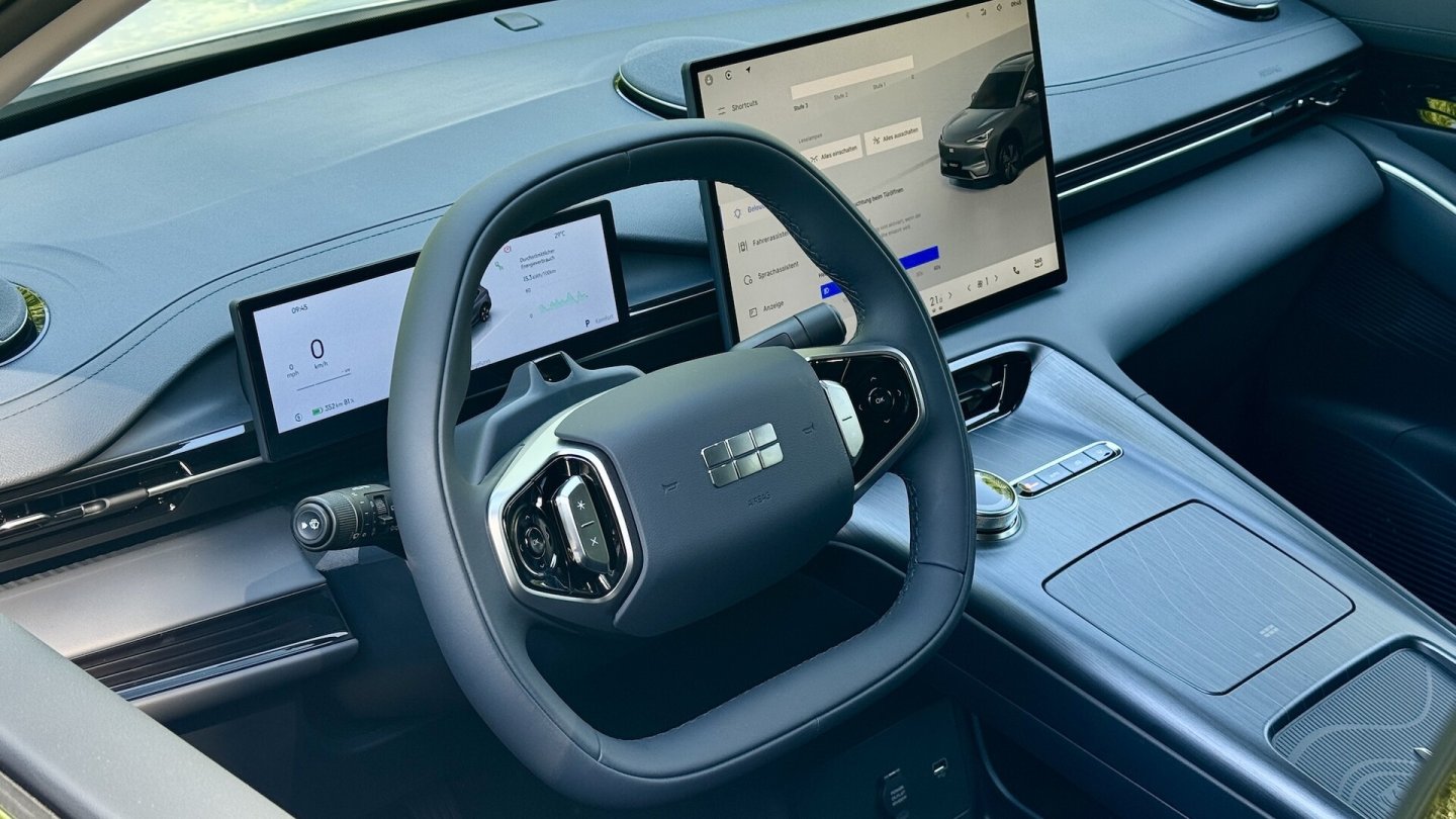 Den Geely E5 gibt es wahlweise mit 60,2 oder mit 68,4 kWh großem LFP-Akku.