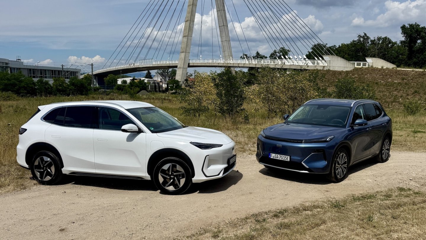 Der Plug-in Hybrid Geely Starray EM-I - hier rechts im Bild - startet bei 32.990 Euro, der elektrische E5 bei 37.990 Euro.