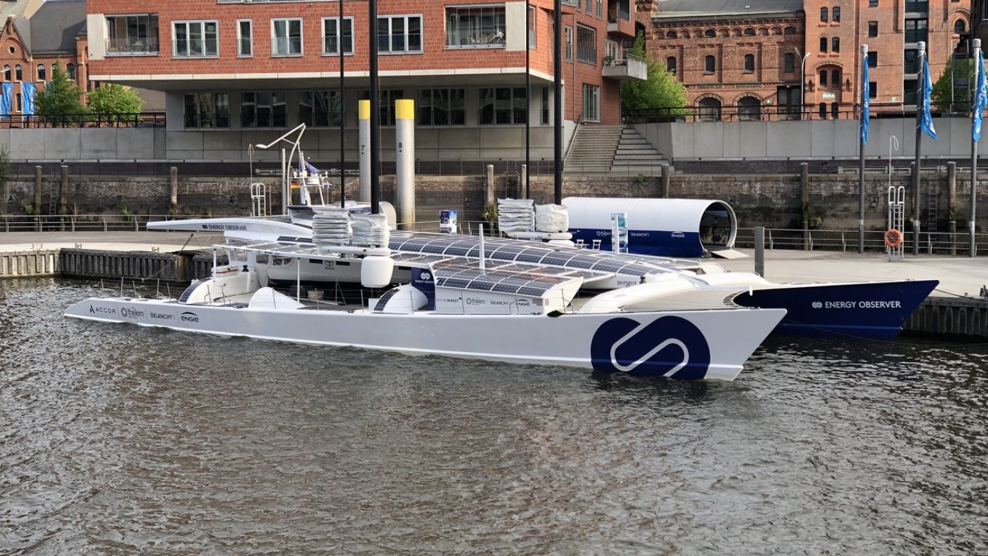 Der Hochseekatamaran Energy Observer versorgt sich autark mit regenerativer Energie.