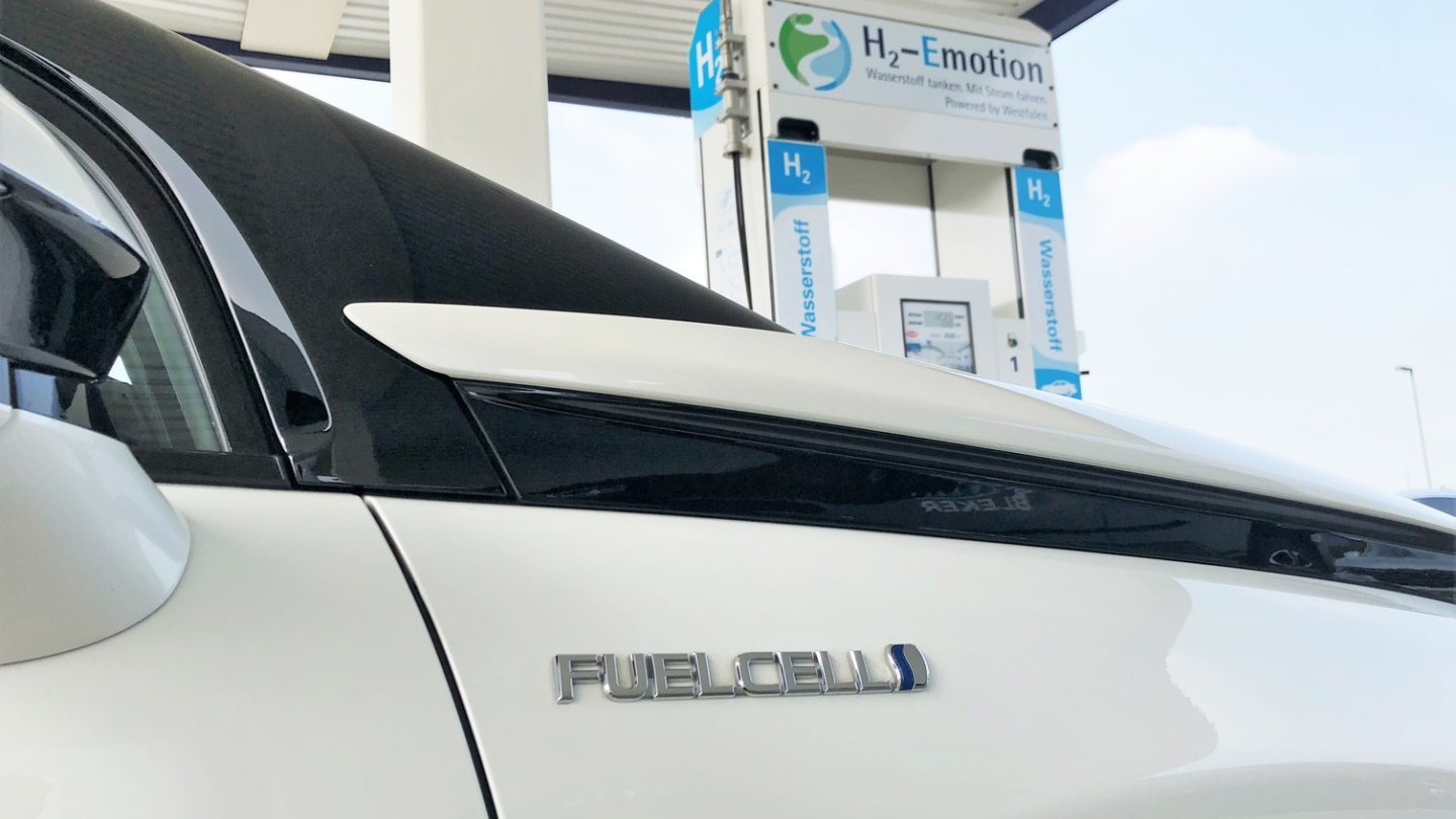 Wasserstoff wird mit 700 Bar Druck in PKW gepumpt, bei LKW und Bussen sind es 350 Bar.