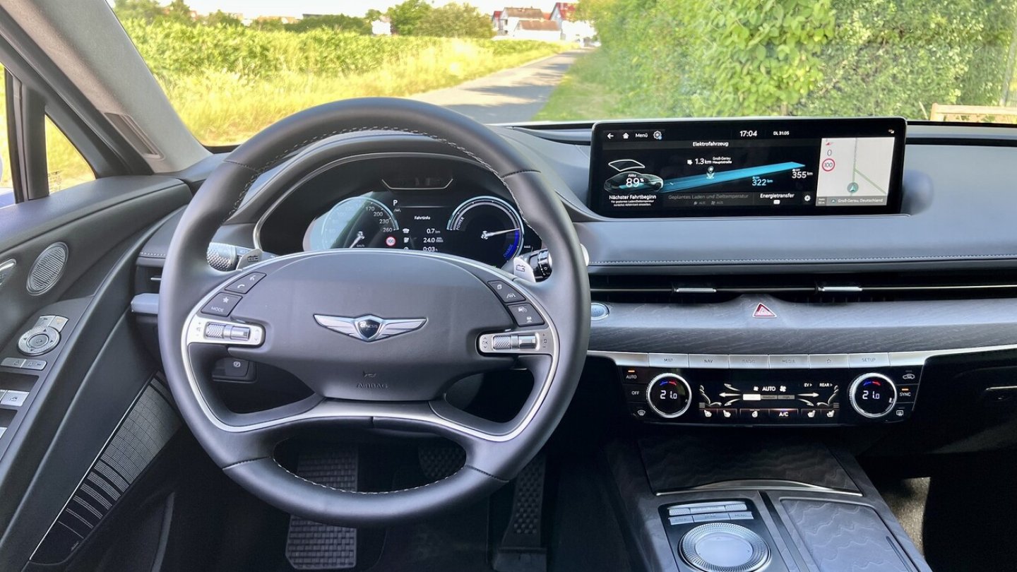 Das Cockpit ist modern, erschlägt den Benutzer aber nicht mit zu großen Displays.