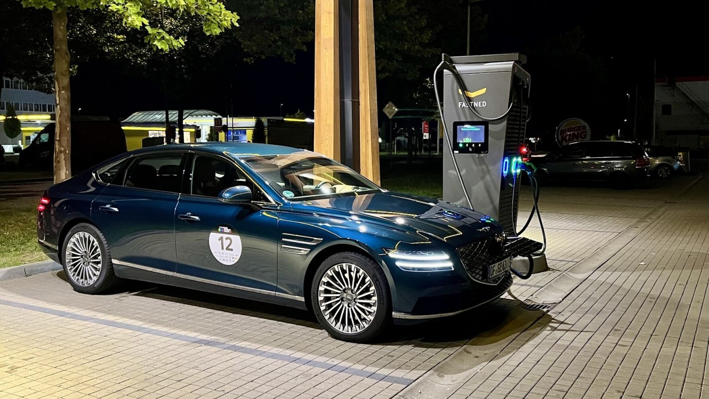 Zweimal hing der Genesis in einer Nacht am Schnelllader.