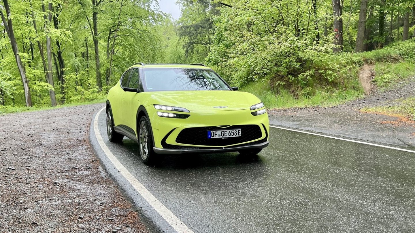 Das ist der Genesis GV60 Sport Plus. Von ihm kommen Akku und Antrieb.