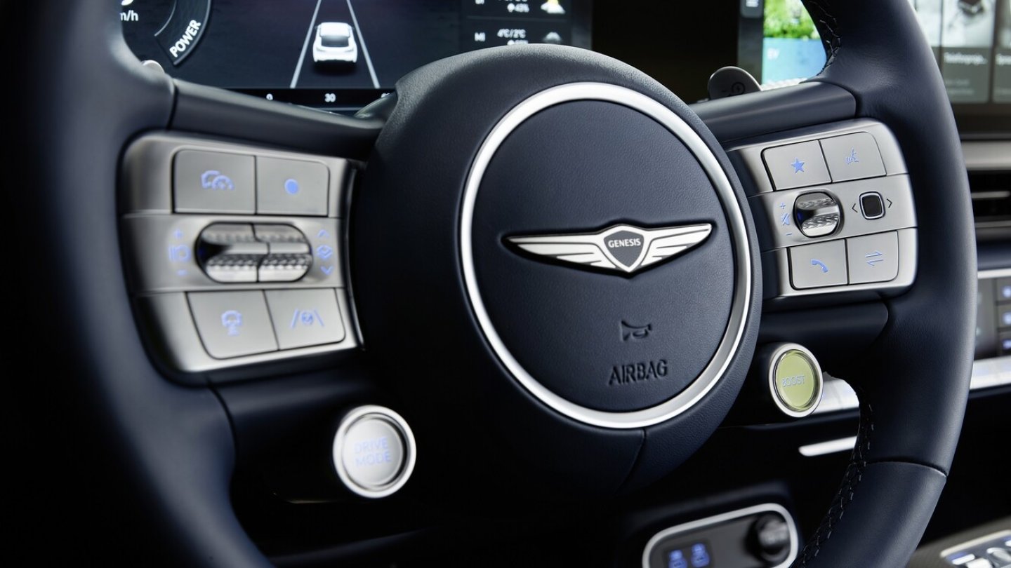 Mit einer Boost-Taste rechts im Lenkrad lassen sich im Topmodell nochmals 40 kW mehr abrufen.