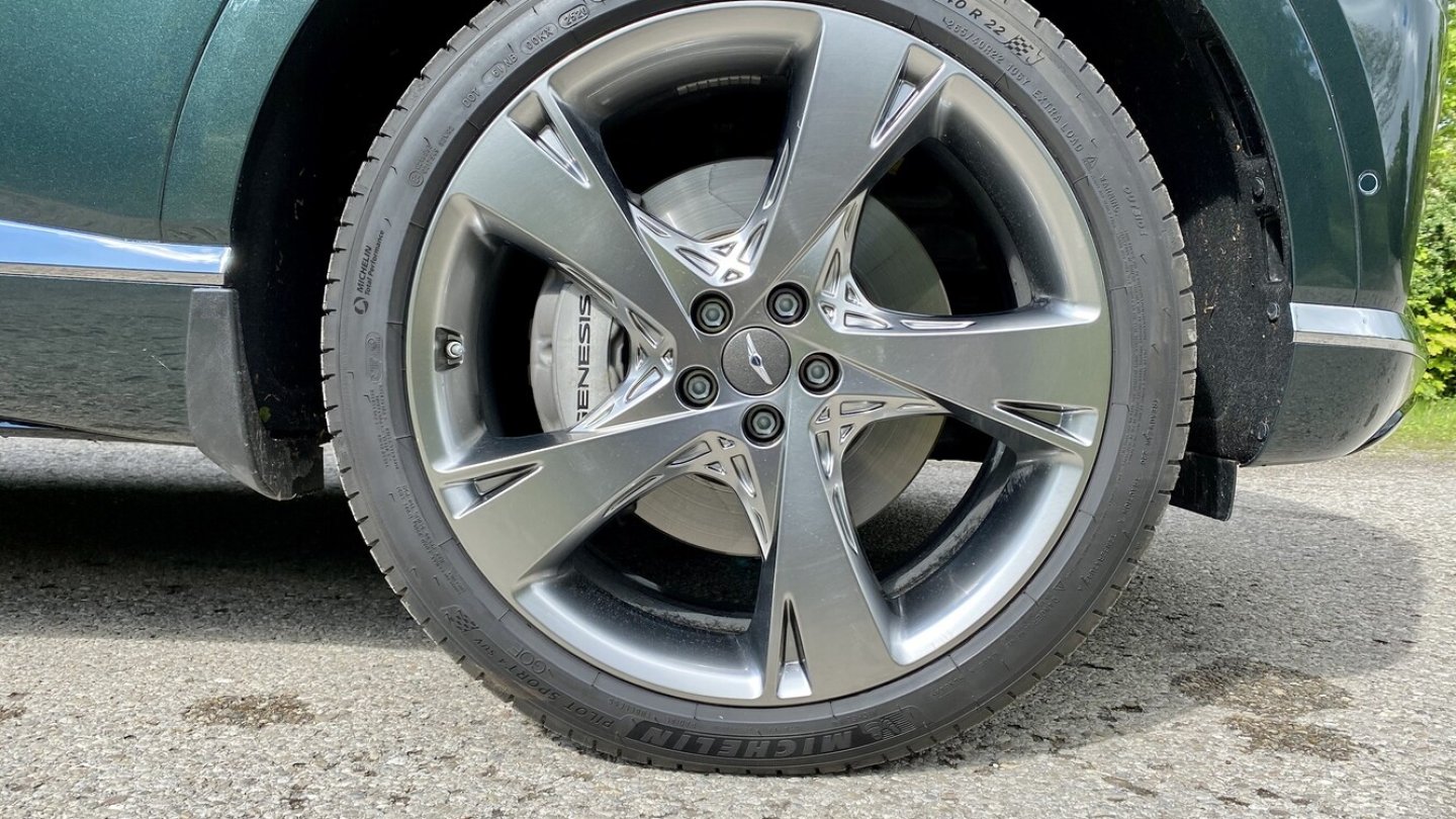 Die 22 Zoll großen Felgen gehören zur Ausstattungslinie Luxury Line.