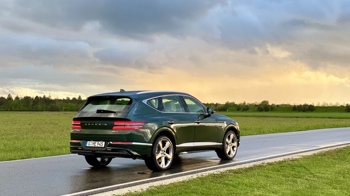 Die Lackierung in Cardiff Green steht dem Genesis GV80 nicht nur im abendlichen Gewittersturm.