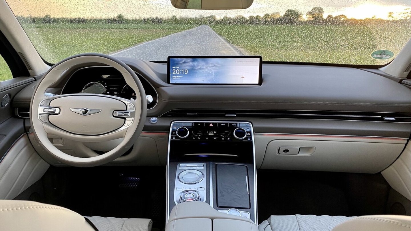Hochwertiges Ambiente im Cockpit. Das Infotainmentdisplay ist sehr breit.
