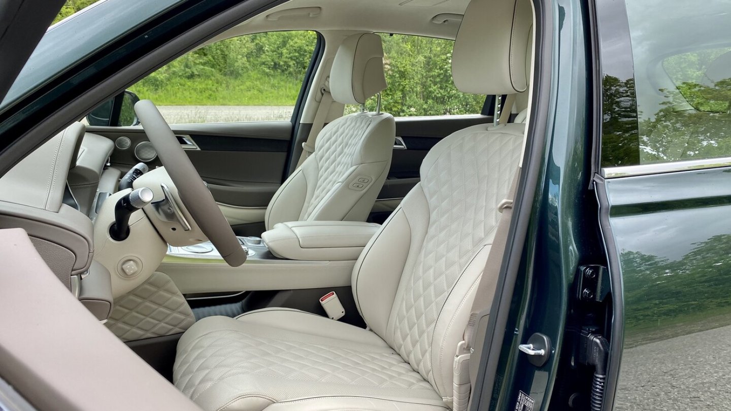 Helles Nappaleder kostet beim Genesis GV80 Aufpreis.