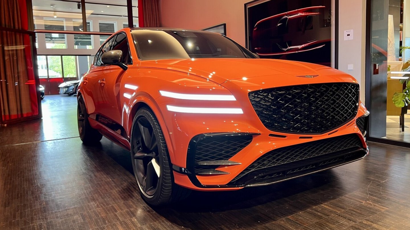 Schmalere Leuchten lassen den Grill nochmals mächtiger wirken.