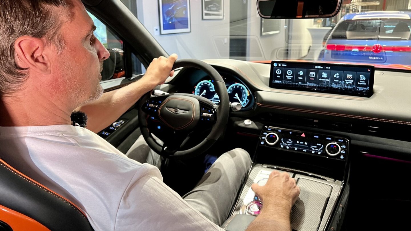 Das Cockpit entspricht weitestgehend dem bekannten Serienmodell.