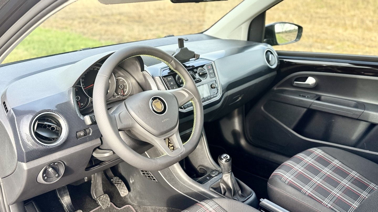 Das Cockpit entspricht dem bis 2023 gebauten VW Up.