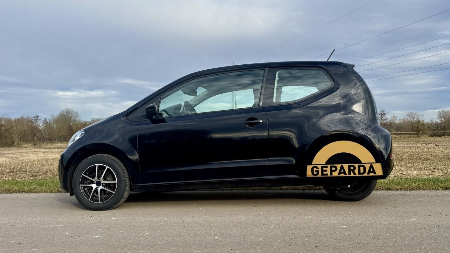 Schriftzug und Verkledung statt sichtbares Hinterad: Aus dem VW Up wird der Geparda.