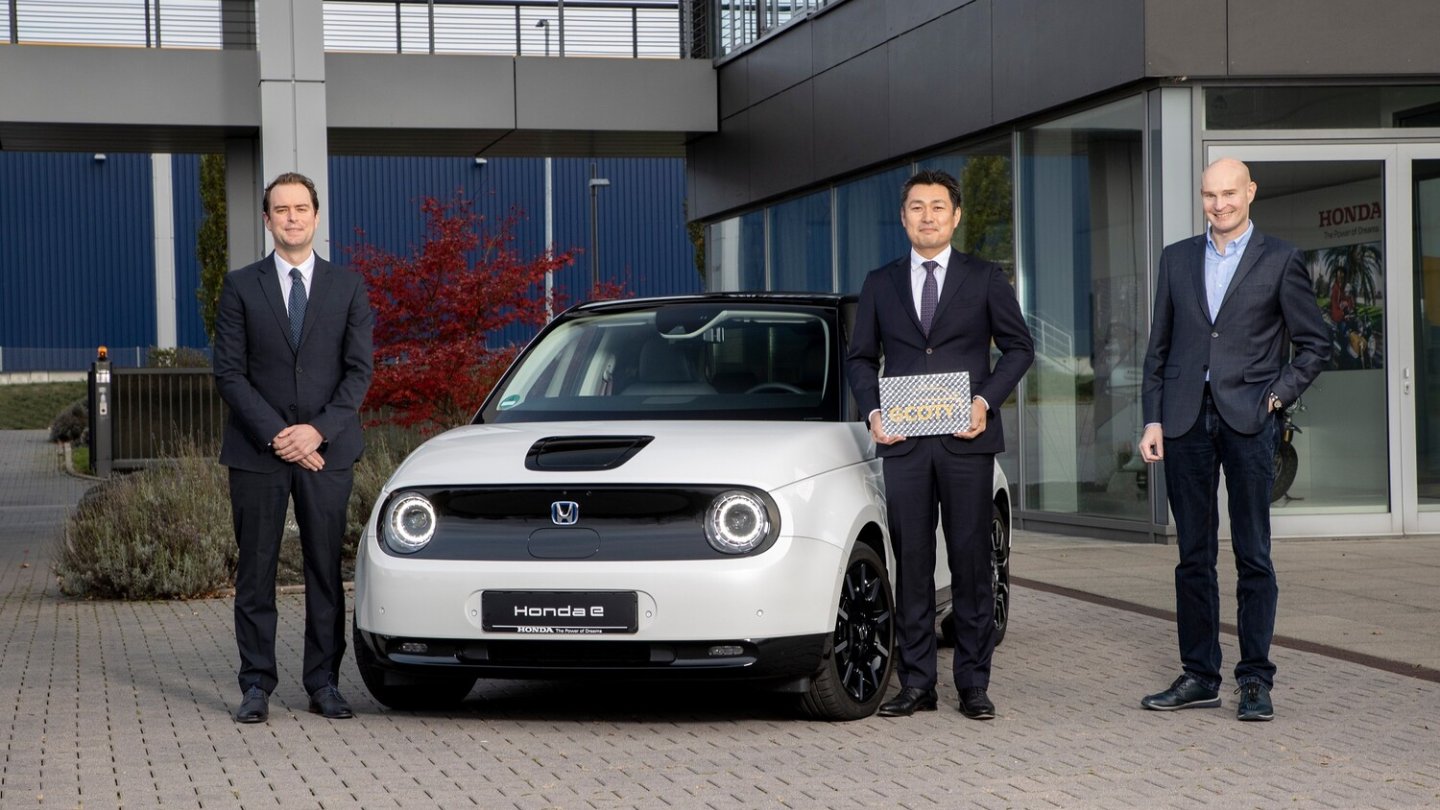 Nozomu Yamashiro, Präsident von Honda Deutshland, übernimmt den Award.