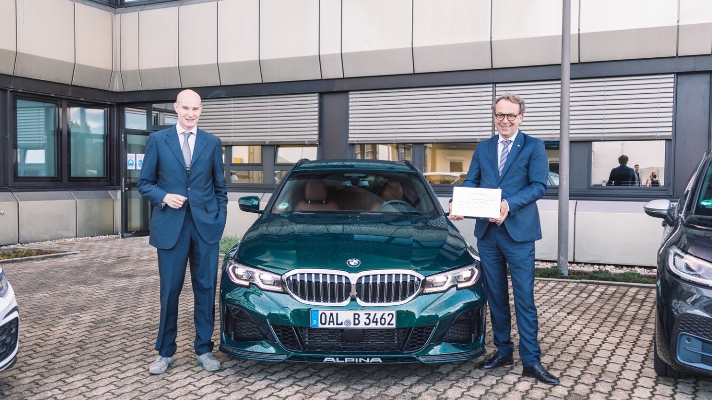 Alpina-Vertriebsleiter Erik Ploss (r.) mit dem Award am B3 Touring.