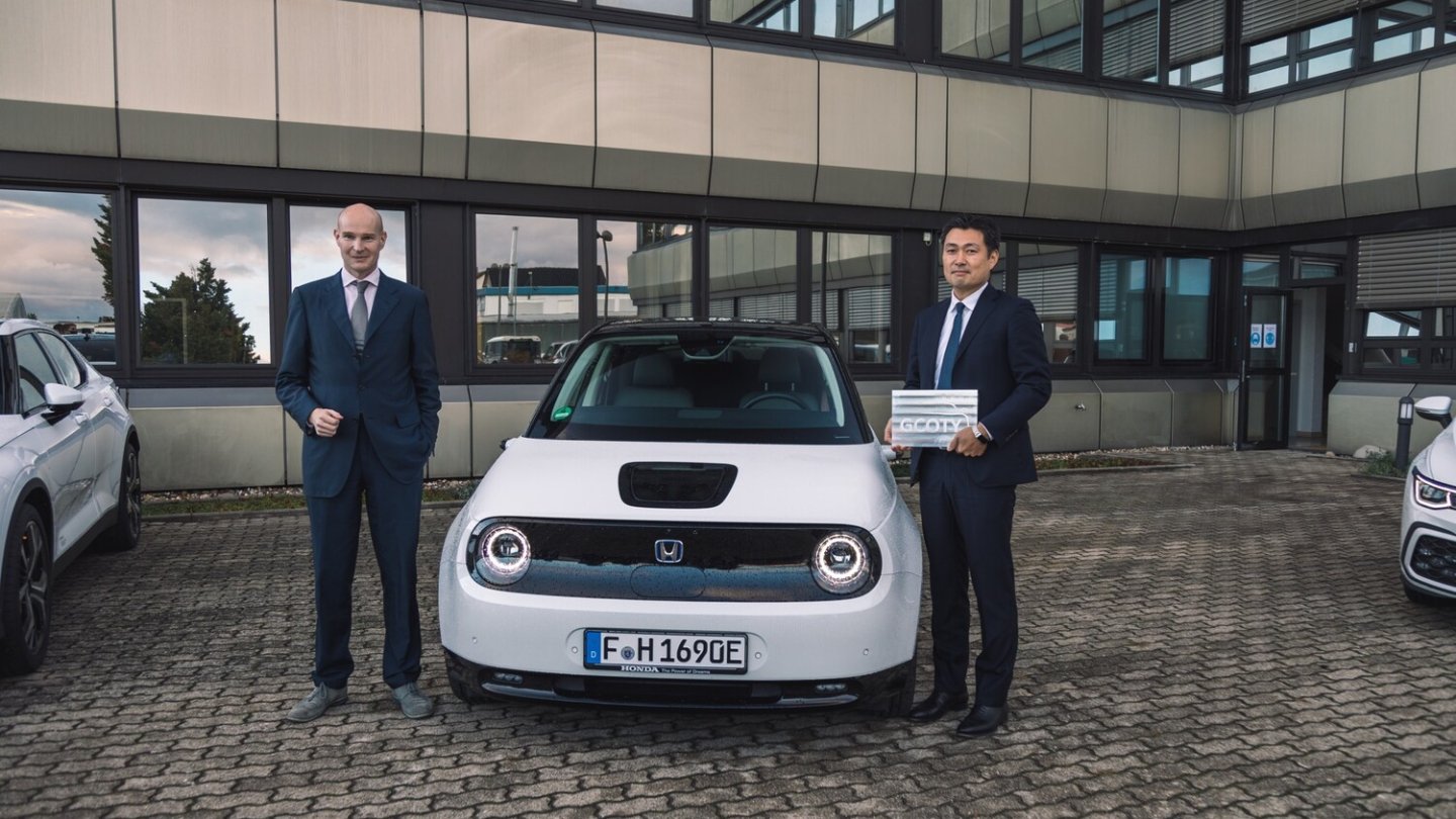 GCOTY-Initiator Jens Meiners übergibt den Preis and Nozomu Yamashiro, Präsident Honda Deutschland.