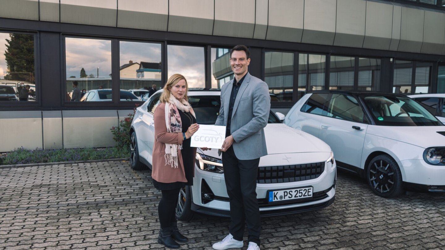 Pressesprecherin Anna Wesolowski und CEO Alexander Lutz von Polestar mit dem Klassensieger.