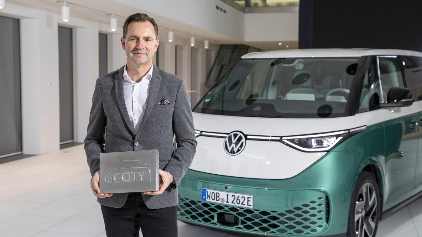 Volkswagen-CEO Thomas Schäfer mit der GCOTY-Trophäe für den ID.Buzz.