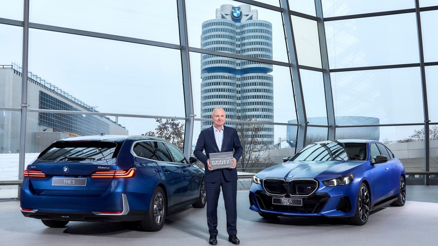 BMW-Vorstand Jochen Goller mit der Trophäe in der BMW-Welt.