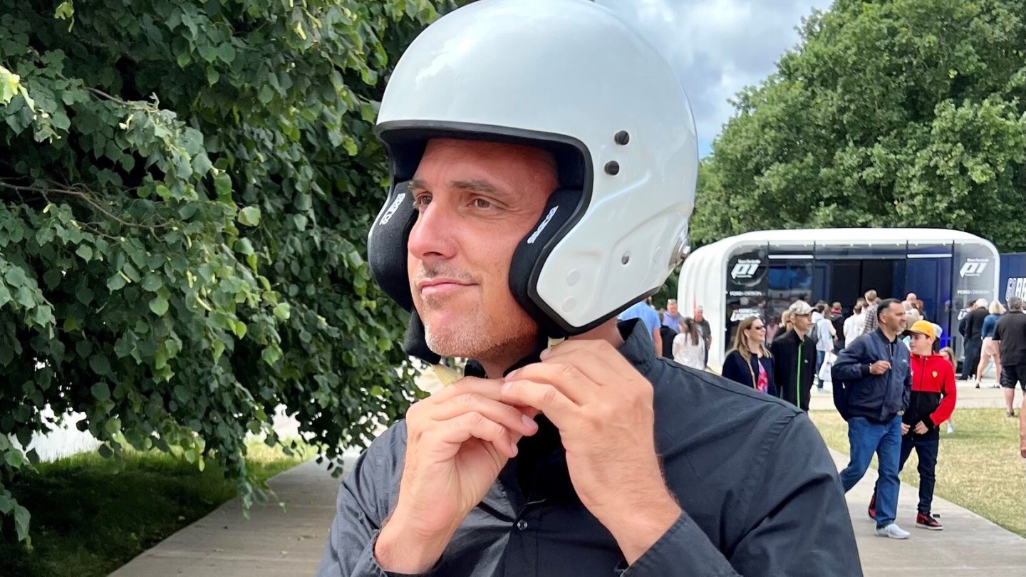 Why so serious? Vor dem Hill Climb wird der Helm aufgesetzt.