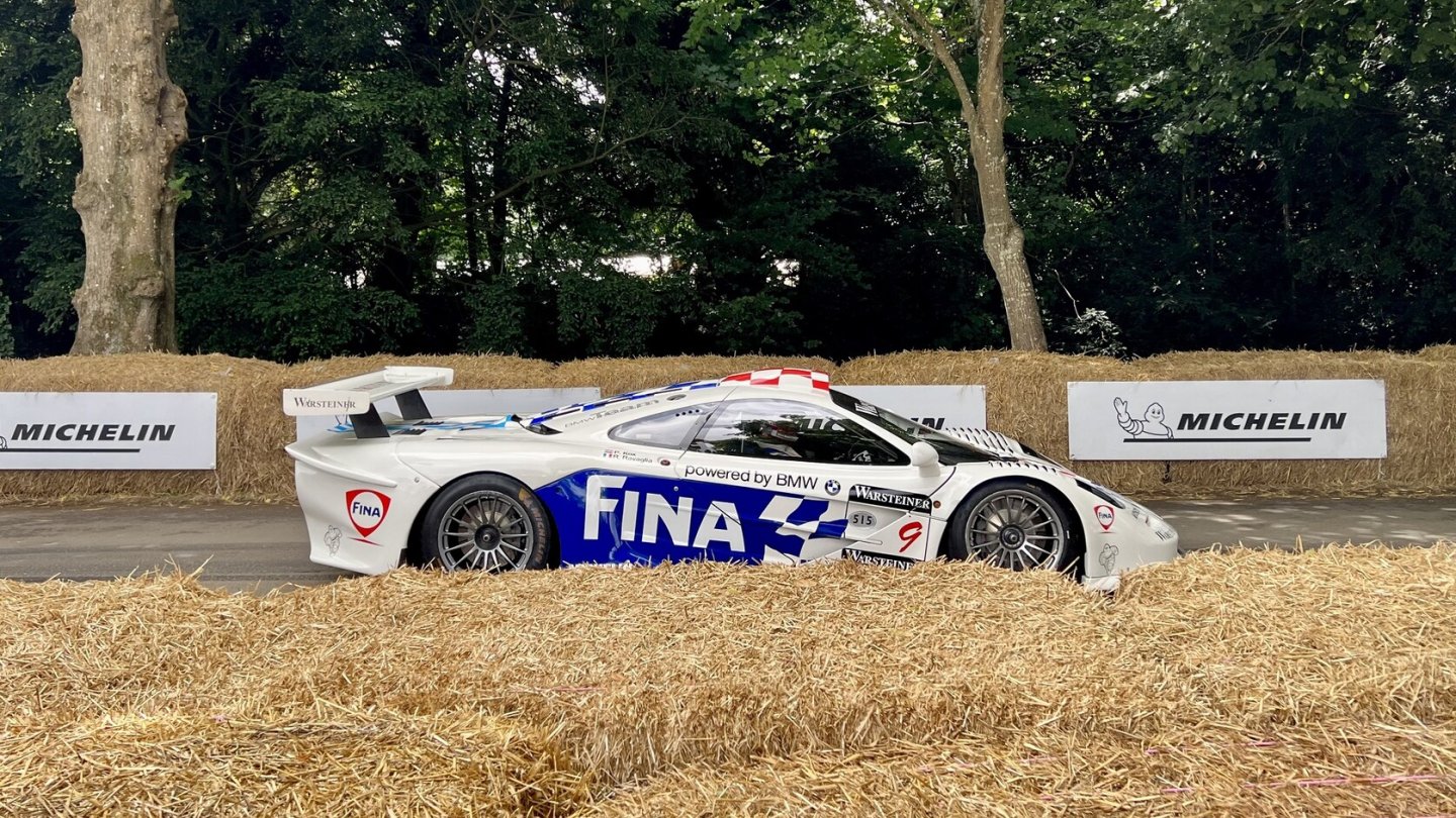 Rennwagen und Straßenfahrzeuge präsentierten sich beim traditionellen Hill Climb.