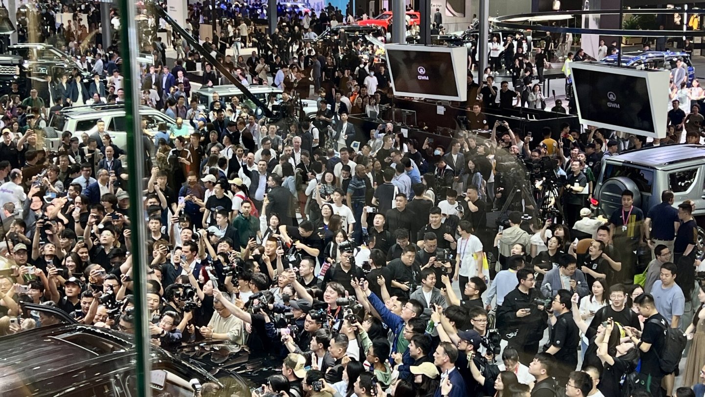 Fotografen, Mitarbeiter und Besucher sind aus dem Häuschen: CEO-Besuch auf der Messe Auto China in Peking.