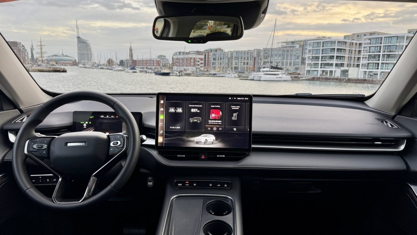 Apple CarPlay und Android Auto sind Serie, in der Luxury-Version auch ein Head-up-Display.