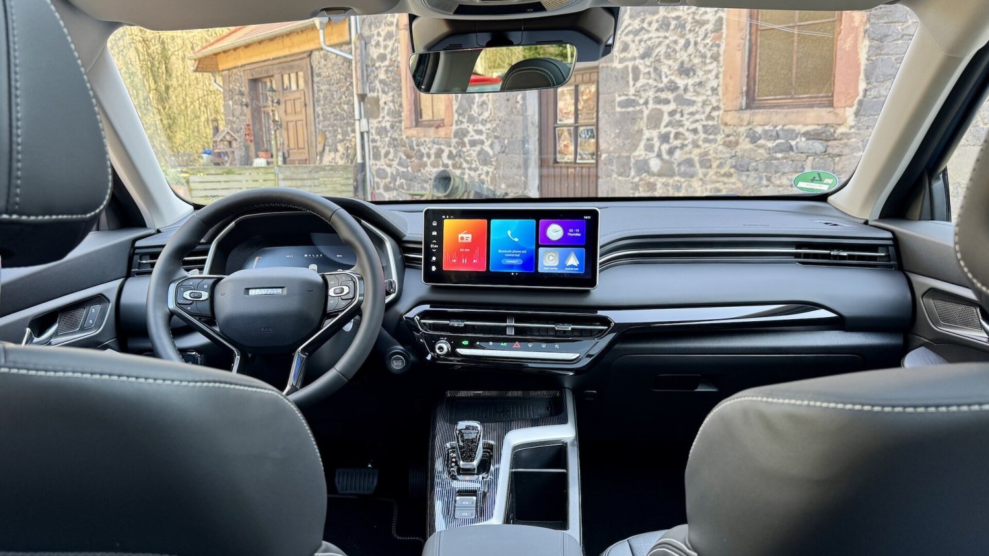 Apple CarPlay und Android Auto sind Serie. Das Infotainment-Menü ist nicht ins Deutsche übersetzt worden.