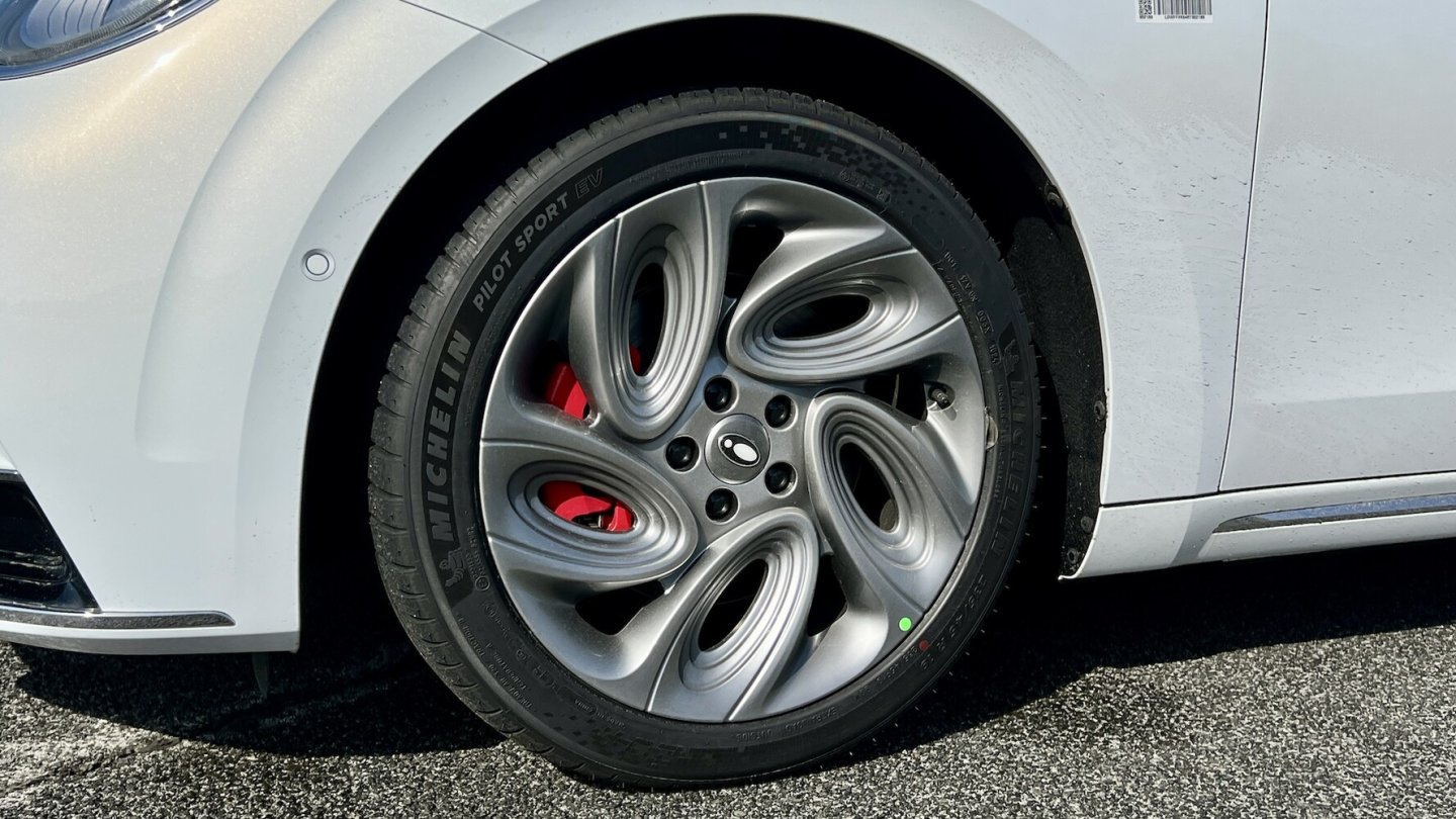 Das GT-Modell ist an roten Bremssätteln zu erkennen.