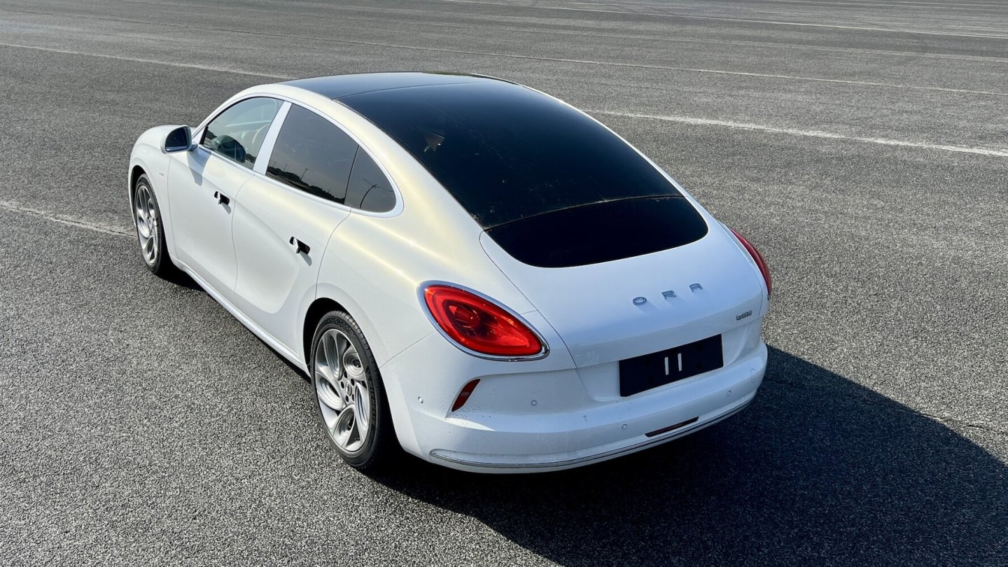 Das feststehende Panorama-Glasdach ist serienmäßig.