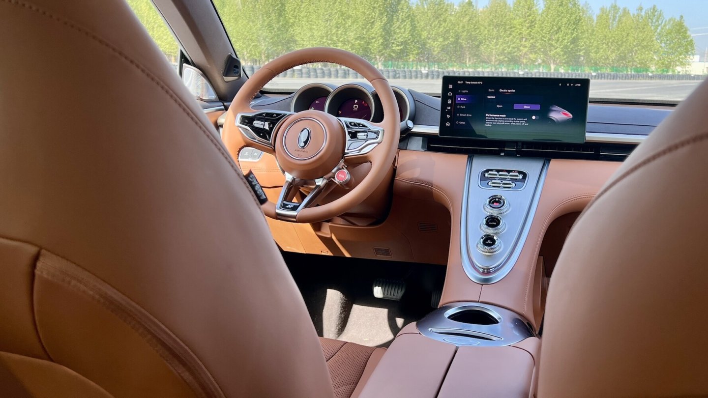 Der Innenraum wirkt auf angenehme Art und Weise digital reduziert.