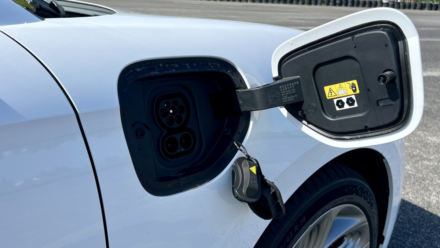 Wechselstrom wird mit 11 kW gezogen, am Schnelllader kann der Chinese leider nur 88 kW Ladeleistung nutzen.