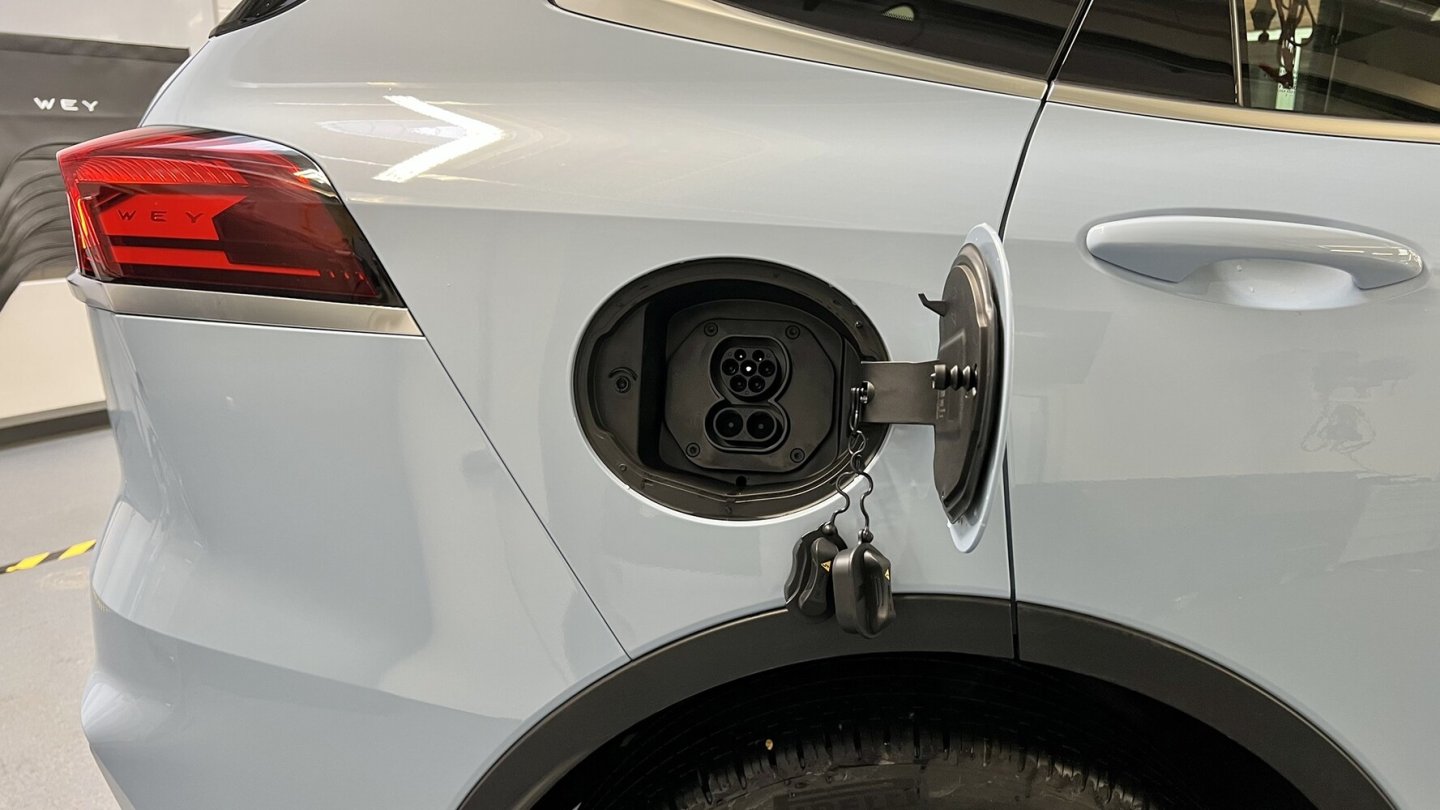 Wechselstrom kann mit 11 kW geladen werden, Gleichstrom über den CCS-Anschluss mit 50 kW.