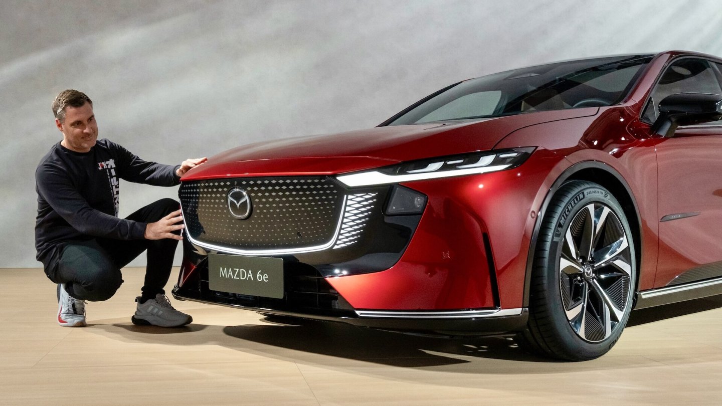 Die Spange an der Front ist eine LED-Leiste, die auch den Ladefortschritt anzeigen kann.