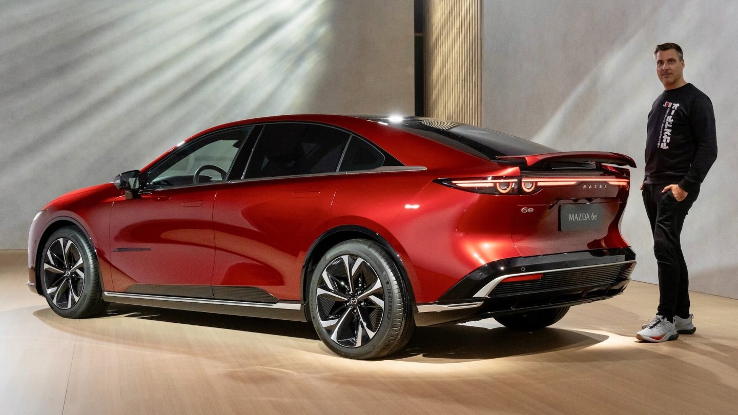 Der Heckspoiler fährt bei 90 km/h aus. Oder auf Knopfdruck.