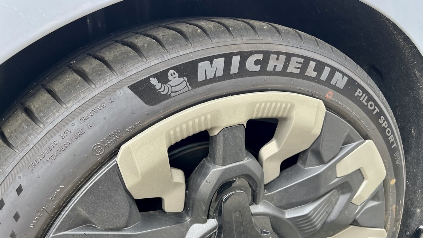 Die Radabdeckungen stecken Kontakte mit Randsteinen ohne Spuren weg.