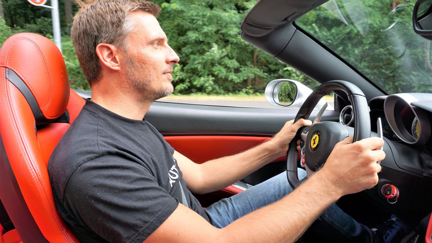Der Autor glücklich am Steuer des Ferrari California T. Auch bei Landstraßentempo.