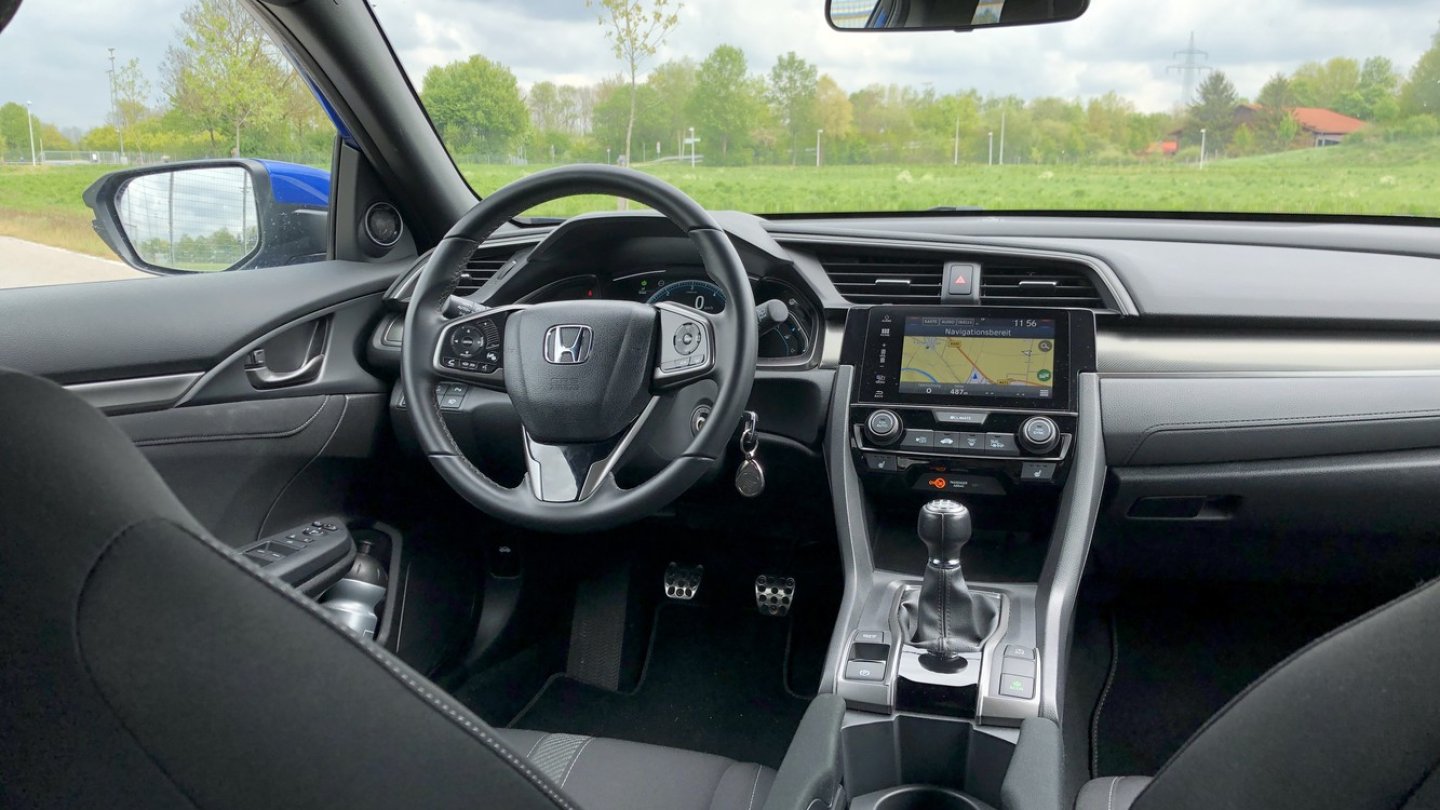 Hinter dem Lenkrad des Civic Diesel spult man gerne auch lange Strecken ab.