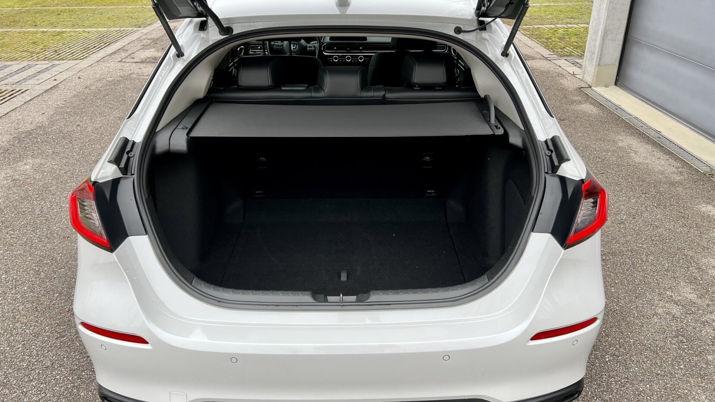 Das Laderaumrollo öffnet zur Seite.