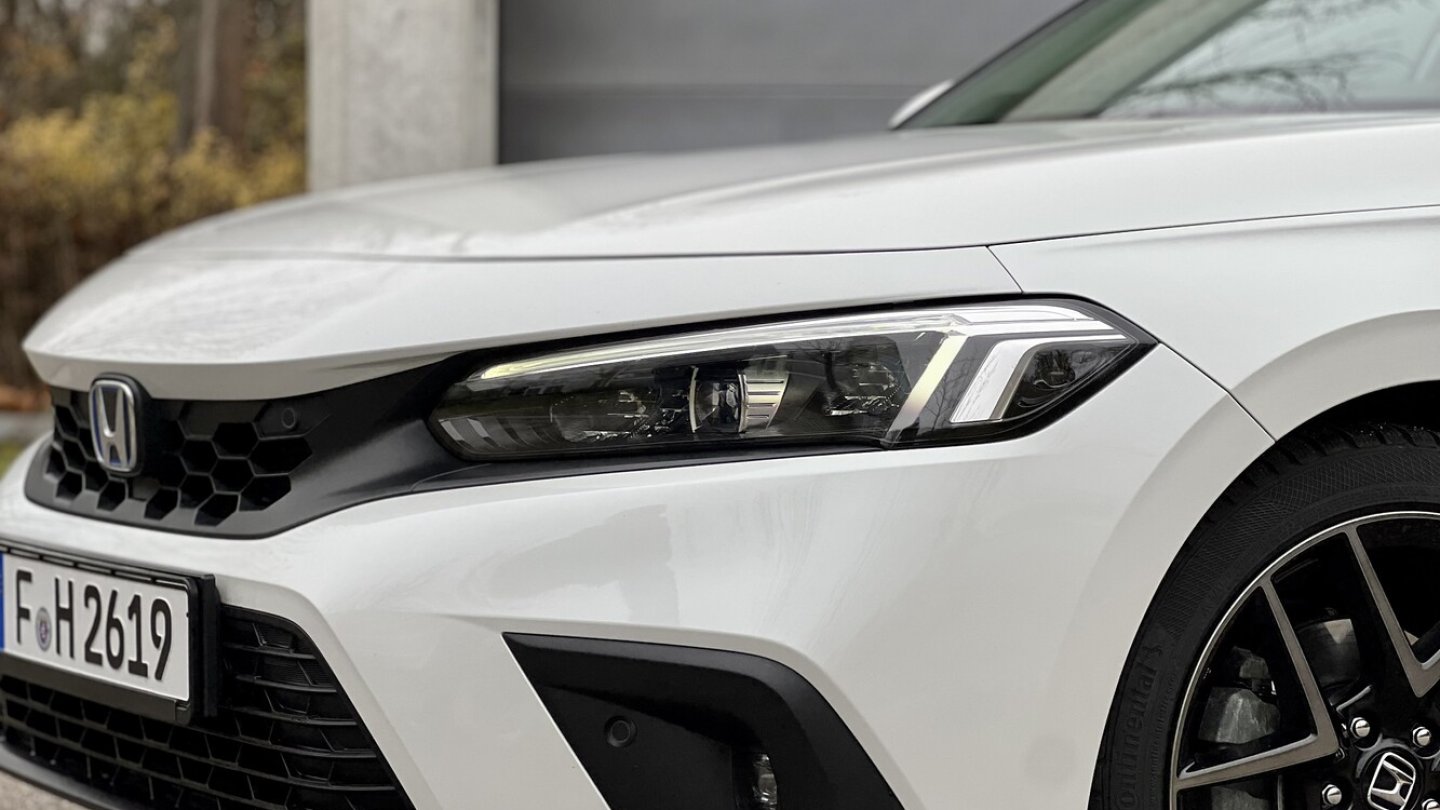 Der Fernlichtassistent arbeitet mit zwei Stufen, Matrix-LED gibt es nicht.