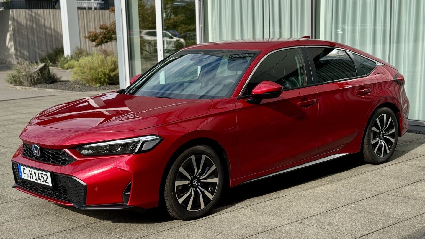 Die Ausstattungslinie Elegance rollt auf 17-Zoll-Leichtmetallfelgen.