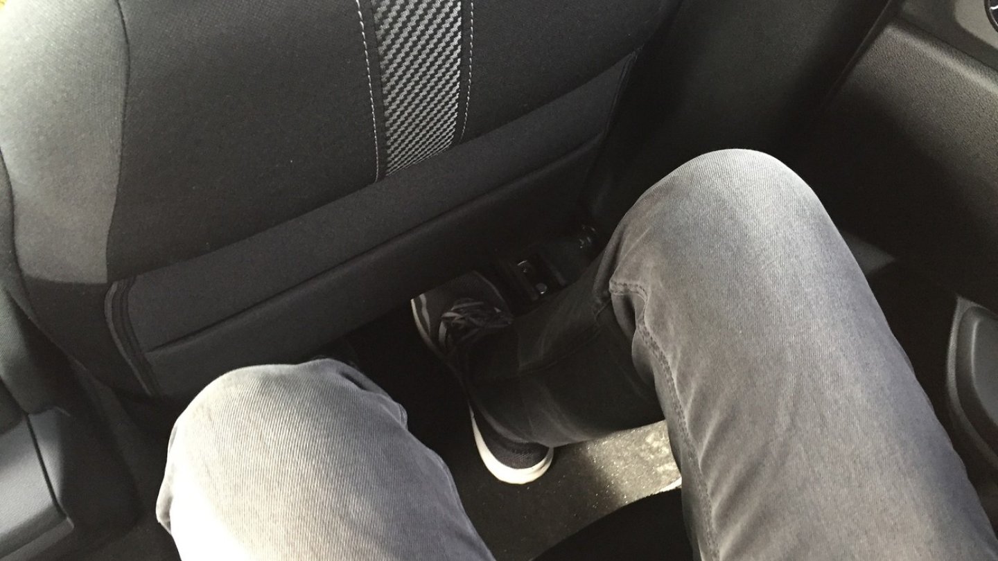 1,92 Meter Mensch sitzen hinten. Und haben erstaunlich viel Platz.